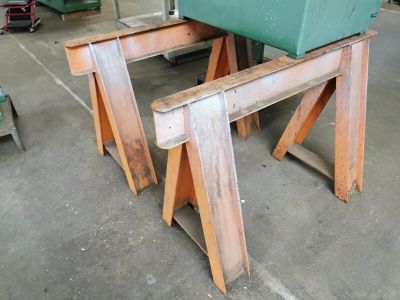 une boîte verte posée sur un banc en bois