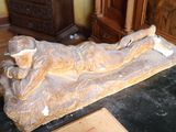 une statue représentant un homme allongé sur une table