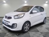 la voiture blanche est garée sur un sol en damier dans le garage
