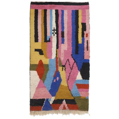 un tapis multicolore orné de motifs géométriques et de franges
