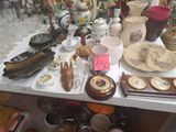 une table sur laquelle se trouvent de nombreux objets différents