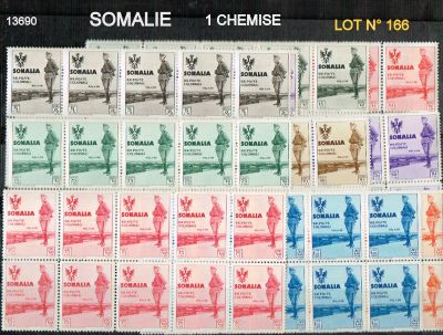 les timbres sont de différentes couleurs et tailles sur un fond noir