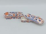 deux petites boîtes ornées de motifs floraux, posées sur une surface blanche