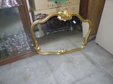 un miroir posé par terre devant une porte
