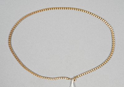 Chaine en métal doré à maille vénitienne.