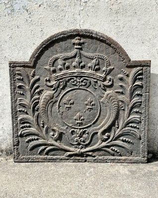 une plaque en pierre surmontée d'une couronne