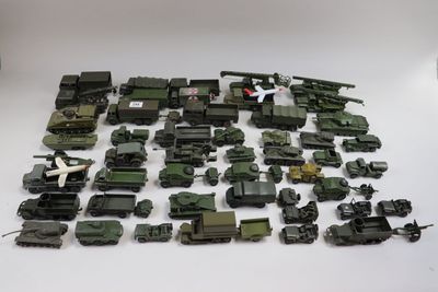 de nombreux véhicules militaires posés sur une table