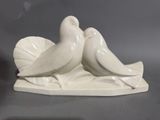deux oiseaux blancs posés sur une feuille