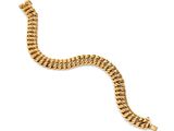 gros plan d'un bracelet en chaîne en or sur fond blanc