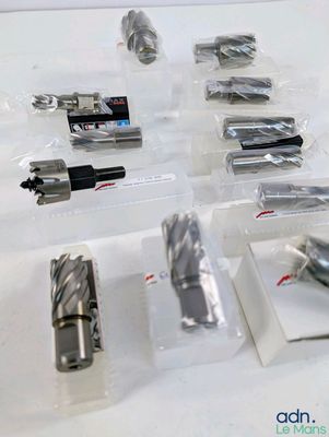 un grand nombre d'outils posés sur une table