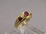 une image représentant une bague en or sertie d'un rubis et de diamants