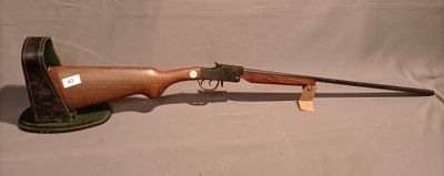 un fusil posé sur une table