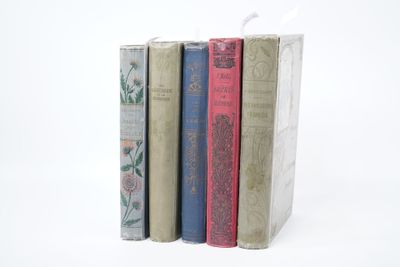 trois livres empilés sur une surface blanche