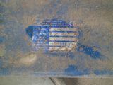 un banc bleu sale sur lequel est apposée une étiquette bleue et blanche