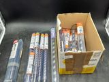 une boîte de stylos et une boîte de colle posées par terre