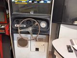 une console de jeux qui se trouve dans une pièce