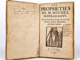 un vieux livre avec l'image d'un homme avec un chapeau
