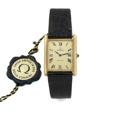 une photo d'une montre-bracelet à laquelle est attaché un porte-clés