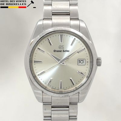 une photo d'une montre-bracelet au cadran argenté