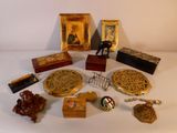 un grand nombre d'objets posés sur une table
