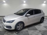 la photo d'une voiture blanche garée dans un garage