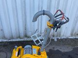une machine jaune posée sur le sol
