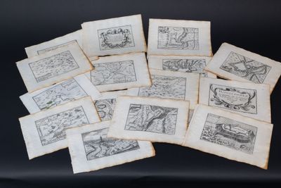 un tas de vieux livres posés sur une table