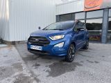 Une Ford EcoSport bleue est garée devant un immeuble.