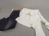 un jean et un pull posés sur un canapé