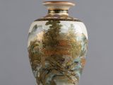 un vase avec un tableau posé sur une table