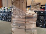 des cartons empilés les uns sur les autres dans un grand entrepôt
