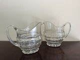 deux pichets en verre transparent posés sur une table en bois