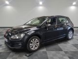 Une Volkswagen Golf noire est garée sur un sol à damier.