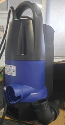une pompe à eau bleue et noire posée sur une table