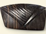 sculpture en bois représentant un objet de forme carrée posé sur une surface blanche