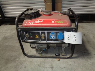 un petit générateur qui se trouve dans le garage