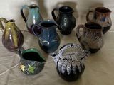 un grand nombre de vases posés sur une table