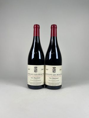 deux bouteilles de vin rouge posées l'une à côté de l'autre sur une table