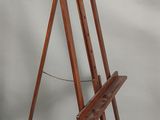 un chevalet en bois muni d'un socle en bois