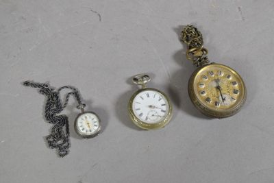 trois types différents de montres de poche posées sur la table