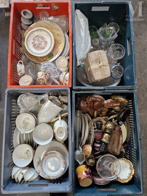 de nombreux types d'assiettes et de bols dans les bacs