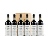 trois bouteilles de vin rouge dans un coffret en bois