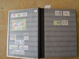 une photo d'un classeur sur lequel sont collés des timbres