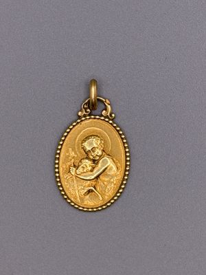 un pendentif en or représentant la Vierge à l'Enfant