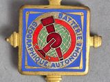 un gros plan d'un insigne orné d'une croix