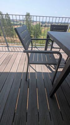 une table et deux chaises sur un balcon avec vue