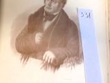une photo d'un homme en costume-cravate assis dans un livre
