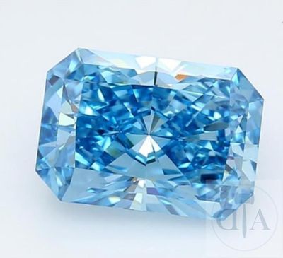 un gros plan d'un diamant bleu sur une surface blanche