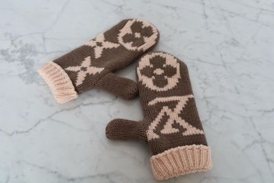 LOUIS VUITTON Paire de moufles en laine taupe et rose clair …