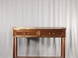 une table en bois avec deux tiroirs et une étagère
